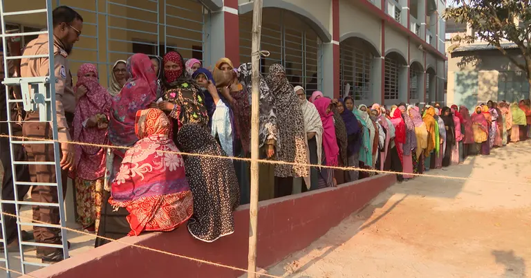 রাজশাহীর একটি কেন্দ্রে ভোটারদের লম্বা লাইন